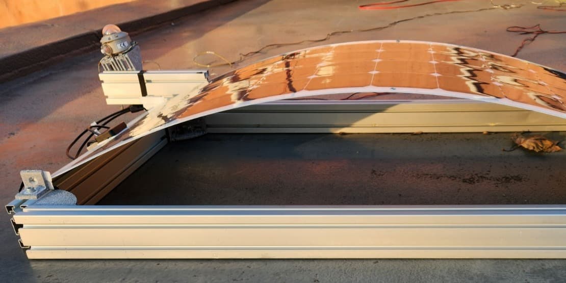 Adjustable curvature test platform for a photovoltaic module