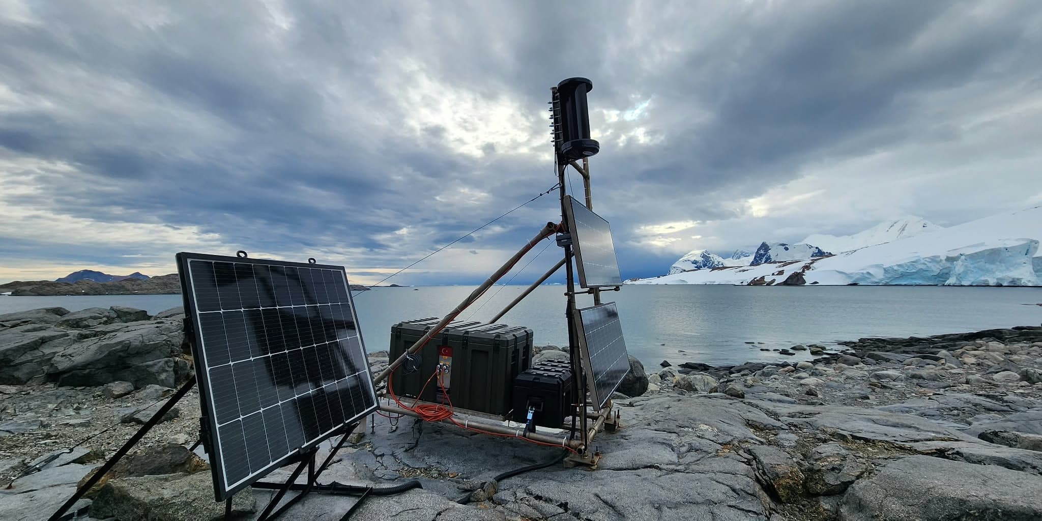 Hybrid energy installation beside the Antarctic shoreline